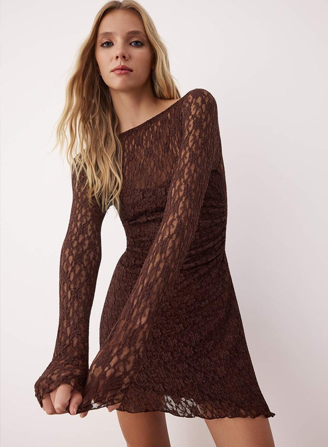 trendyol فستان قصير مزين بتفاصيل غير متماثلة بدون ظهر بلون بني من الدانتيل المرن المحبوك - Image 2