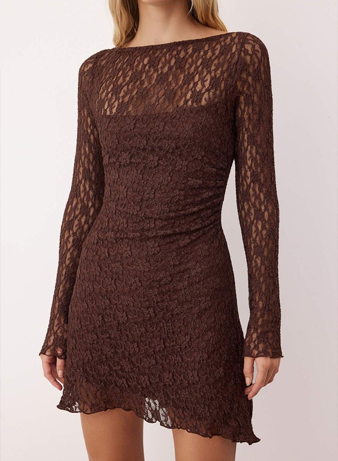 trendyol فستان قصير مزين بتفاصيل غير متماثلة بدون ظهر بلون بني من الدانتيل المرن المحبوك - Image 3