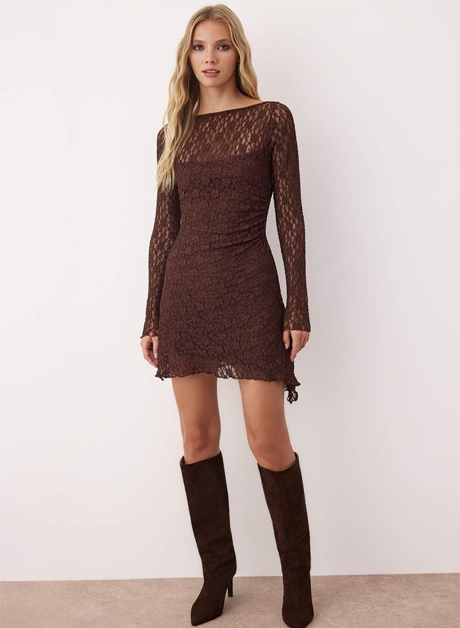 trendyol فستان قصير مزين بتفاصيل غير متماثلة بدون ظهر بلون بني من الدانتيل المرن المحبوك - Image 1