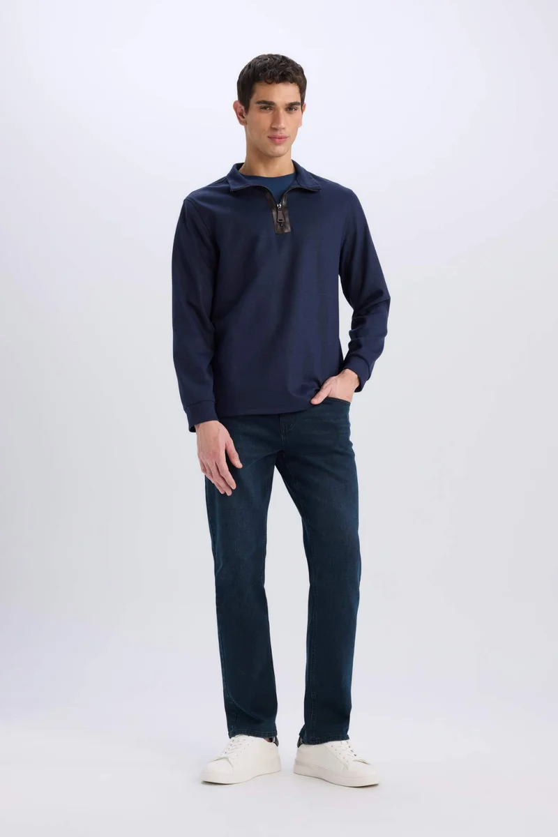 ديفاكتو Regular Fit Long Sleeve Sweatshirt