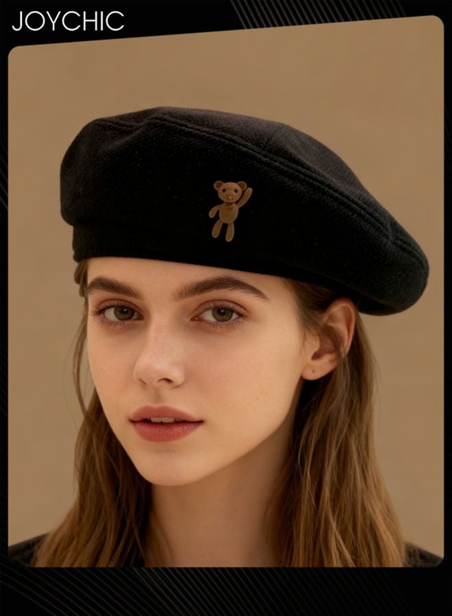 Joychic قبعة بيريتي دافئة للنساء والفتيات بتصميم دب لطيف على الطراز الفرنسي لخريف وشتاء مقاومة للرياح باللون الأسود مقاس واحد - Image 1
