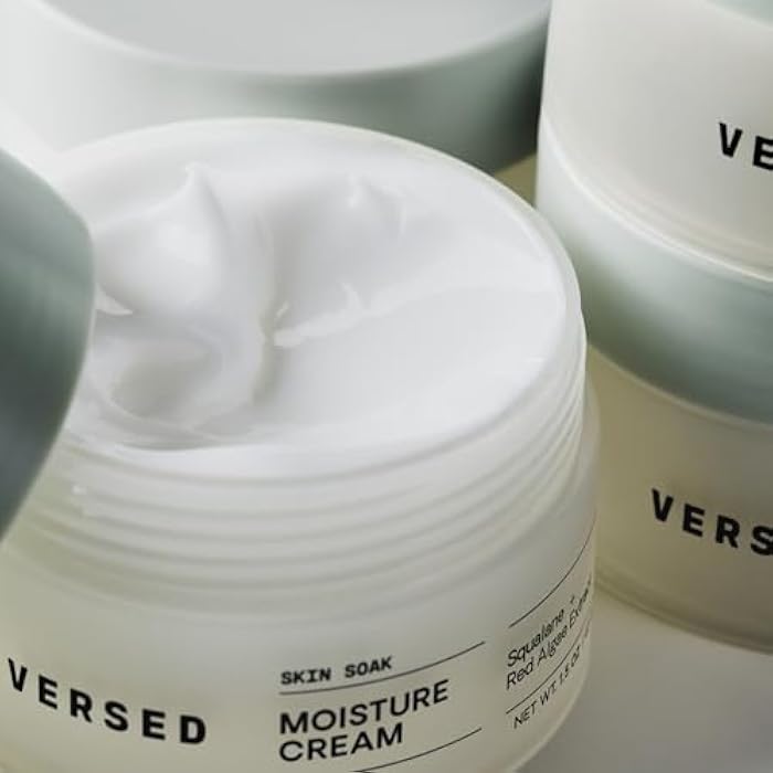 Versed كريم الوجه المرطب الغني من فيرسيد - مرطب يومي للوجه مع زيت السكوالان، حمض الهيالورونيك، فيتامين E + الطحالب الحمراء - كريم ليلي ناعم وغير دهني للبشرة الجافة والعجوزة - نباتي (1.5 أونصة)  - Image 4