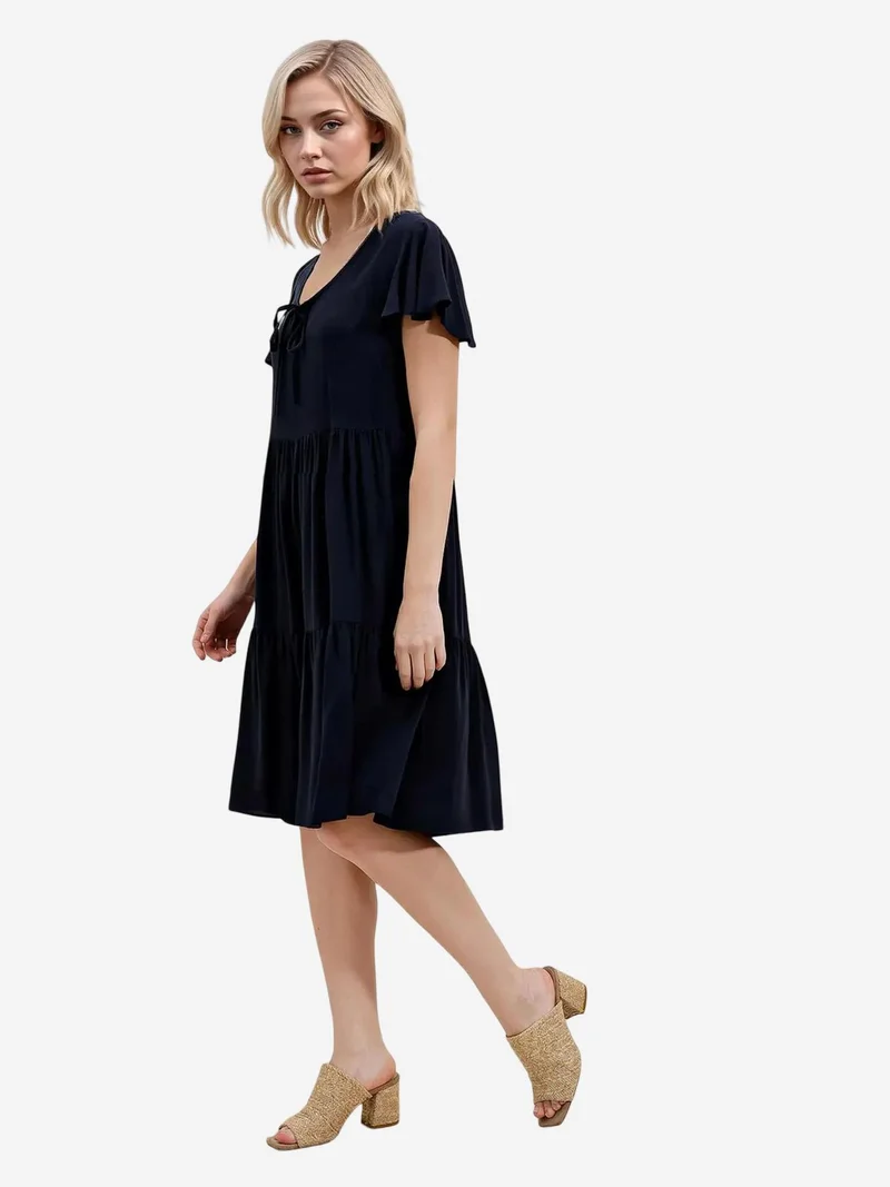 بيغ دارت فستان قصير بياقة على شكل حرف  مزين بكشكشة وربطة عنق