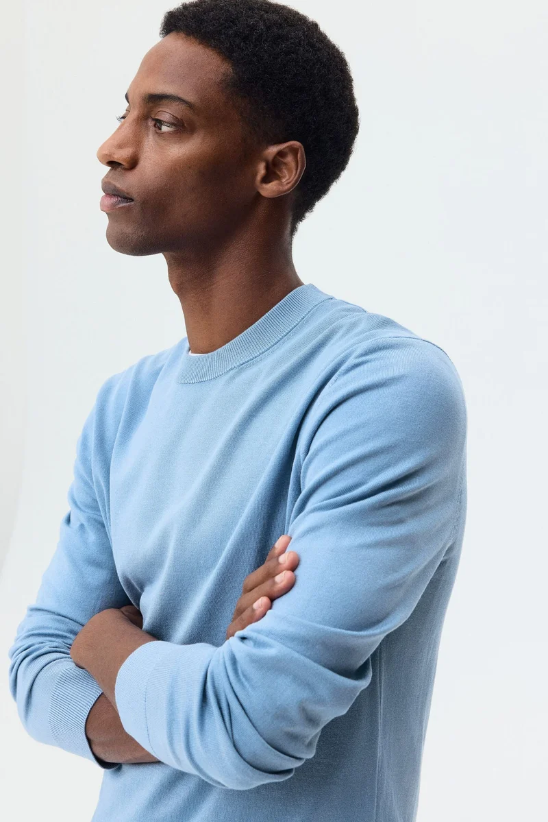 اتش اند ام كنزة محبوكة ناعمة بقصّة عادية