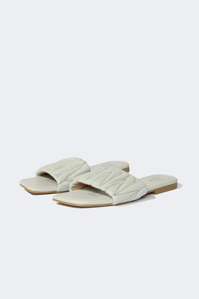 ديفاكتو Woman Flat Sole Faux Leather Slippers