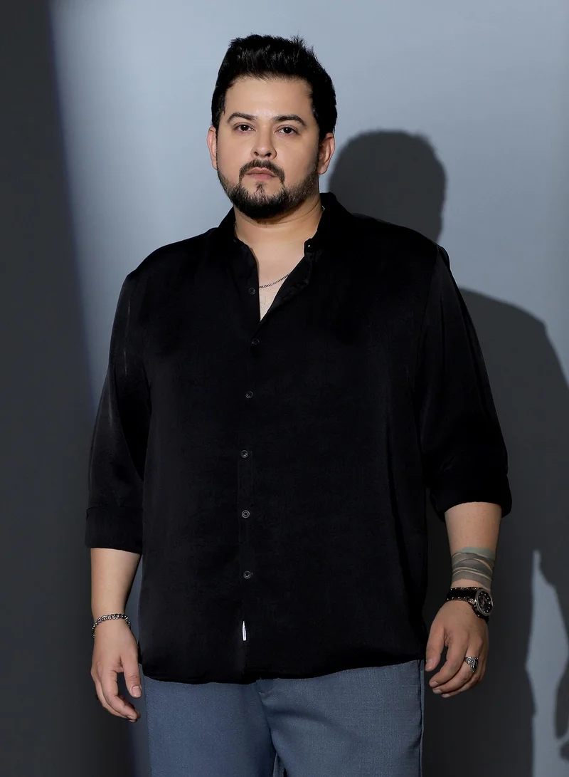 انستافاب بلس قميص رجالي   بنسيج مجعد وياقة ممتدة وأكمام طويلة بأزرار وحافة منحنية وقماش منسوج للارتداء اليومي والكاجوال بلون أسود فحمي