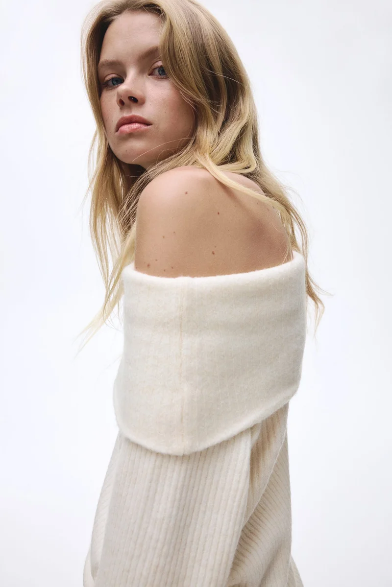 اتش اند ام كنزة مكشوفة الأكتاف