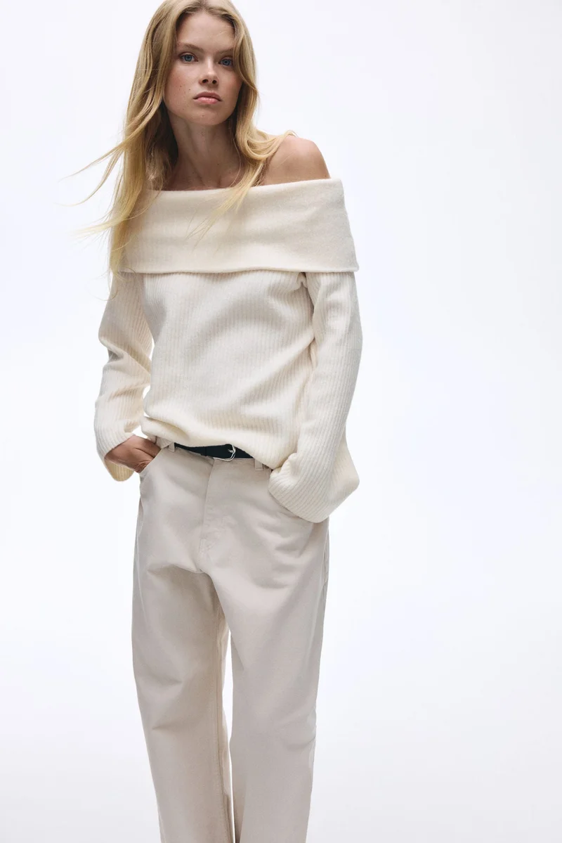 اتش اند ام كنزة مكشوفة الأكتاف