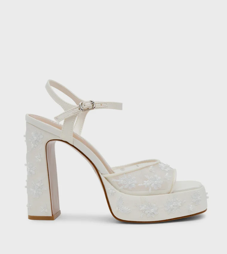 ستيف مادن Liandra Embroidered Platform Heel Sandals