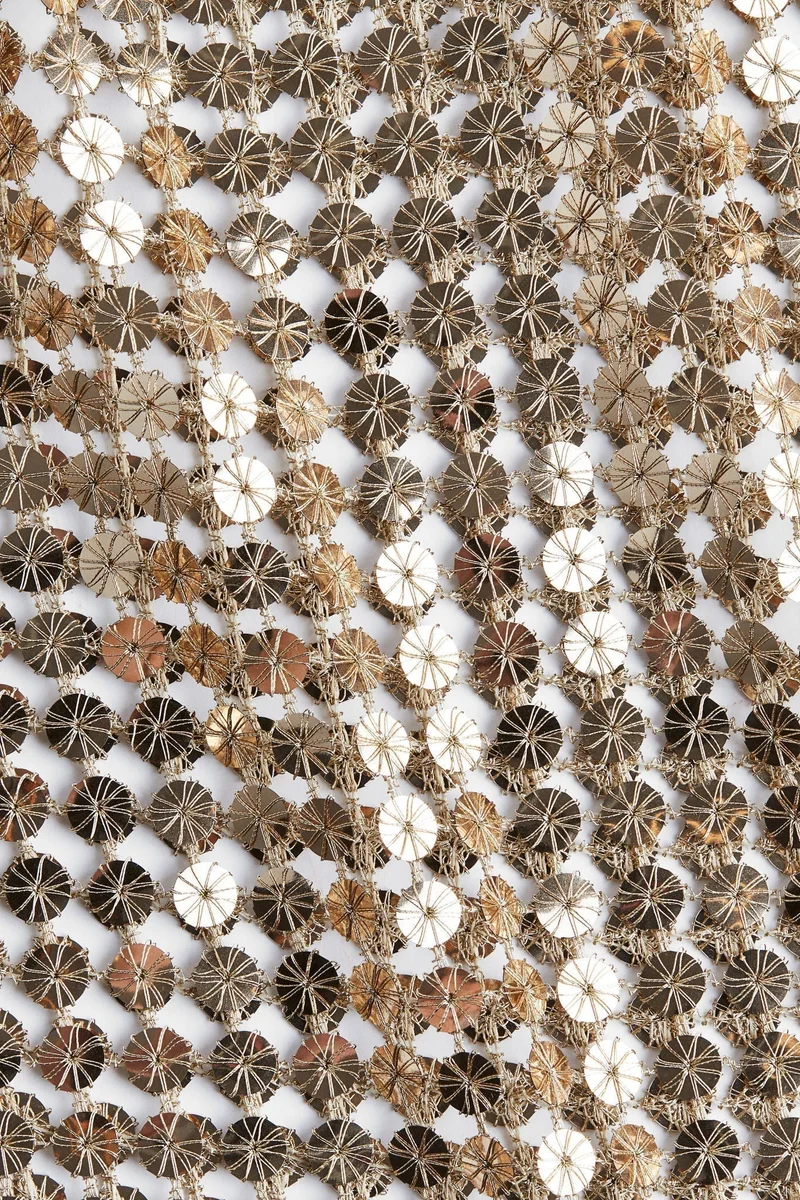 اتش اند ام بلوزة بشرائط حول الرقبة وزخارف ترتر