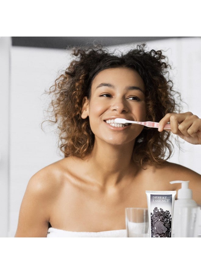 معجون أسنان ديزرت إيسنس بالفحم النشط - خالٍ من الفلورايد والكاراجينان - أسنان أكثر بياضًا ونفسًا منعشًا مع فحم جوز الهند النشط وصودا الخبز والنعناع المنعش - 6.25 أونصة - Image 3