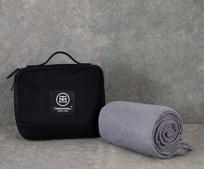 Threadmill بطانية سفر من القطن والفيكوز المشتق من البامبو - بطانية خفيفة ناعمة فاخرة مع حقيبة جلدية سوداء (لون رمادي) بطانية مدمجة وقابلة للنقل للسفر والسيارة والنزهات والتخييم - Image 1