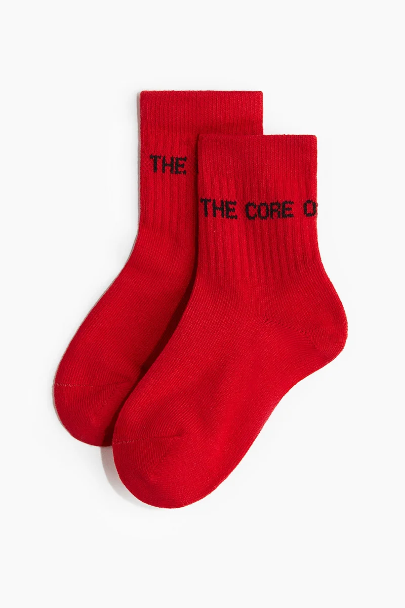 اتش اند ام جوارب رياضية من نسيج دراي موف - عبوة من 5 أزواج