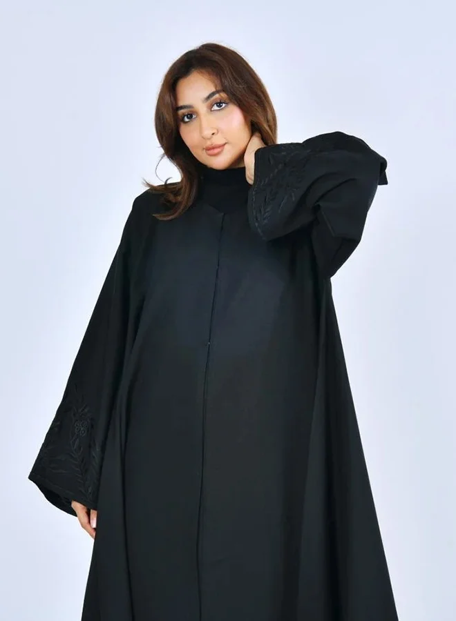 عبايات لمحة عباية كلوش سوداء مغلقة بطقطق بكم واسع مزين بتطريز