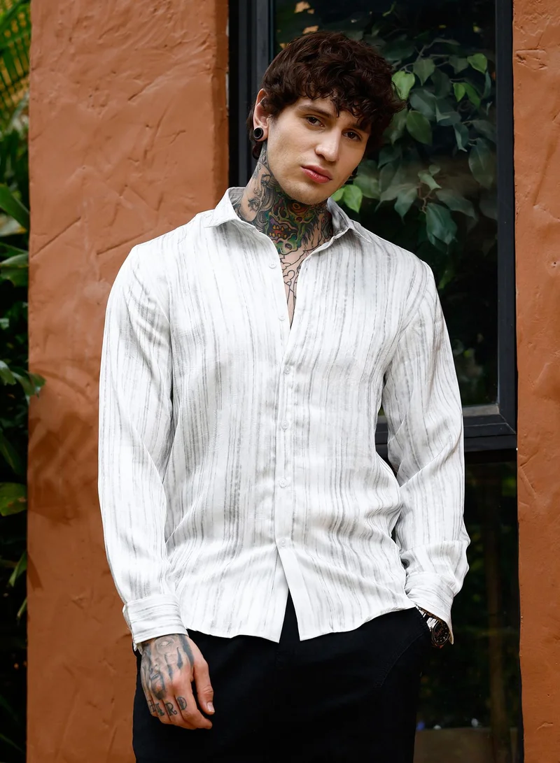 كامبوس سوترا قميص رجالي كامبس سوترا بنقشة مجروشة بياقة ممتدة وأكمام طويلة بأزرار وحافة منحنية وطبعة تجريدية مكشكشة من نسيج منسوج للاستخدام اليومي والكاجوال بلون أبيض كريمي