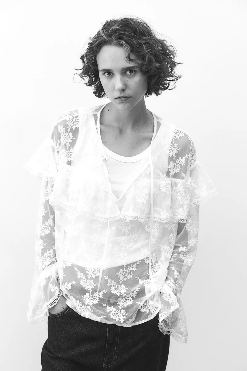 اتش اند ام بلوزة دانتيل بكشكشة