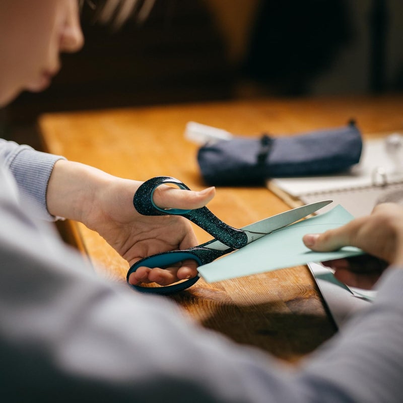 Fiskars مقص فيسكارس 8 لليد اليسرى مع مقبض ناعم للمراهقين للأعمار من 15 مقص للمدرسة أو الحرف اليدوية لوازم العودة إلى المدرسة مزخرف بالأزرق - Image 4