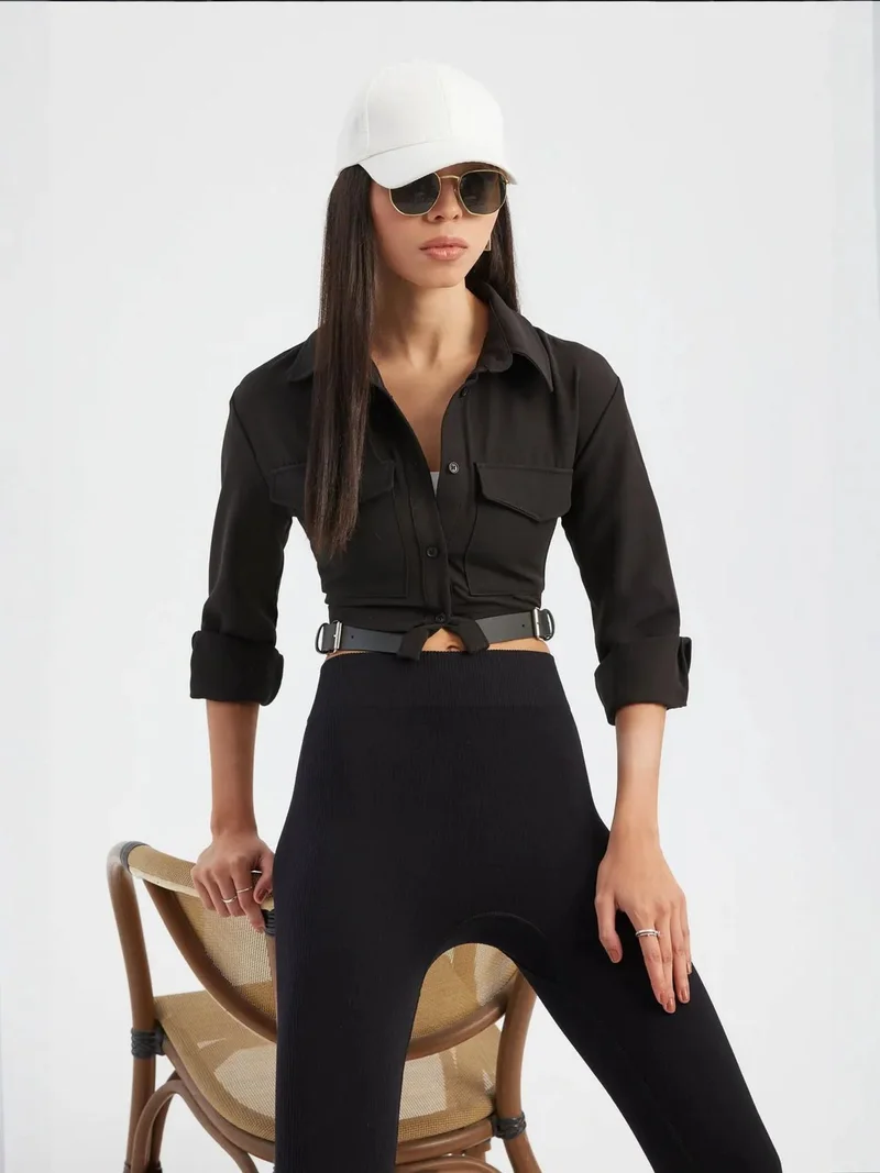 زوبعة قميص قصير بياقة عالية وجيب وحزام