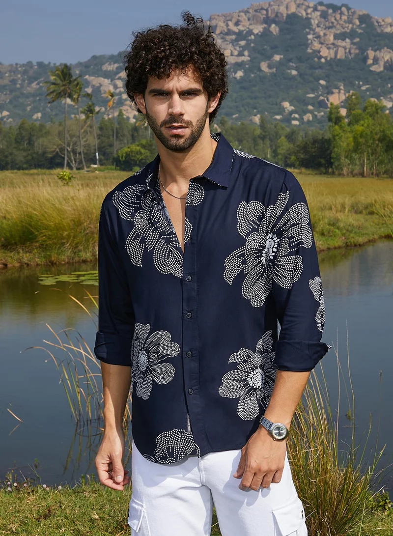 كامبوس سوترا قميص رجالي أزرق داكن بنقوش زهور طويلة بياقة عادية وأكمام طويلة بأزرار
