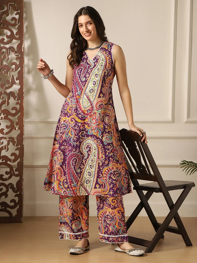 جلو باص طقم كورتا وبنطلون نسائي بنقش عرقي بنفسجي من جلوبس