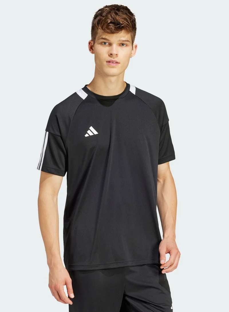 اديداس تيشيرت سيرينو مزين بالخطوط الثلاثة للعلامة التجارية