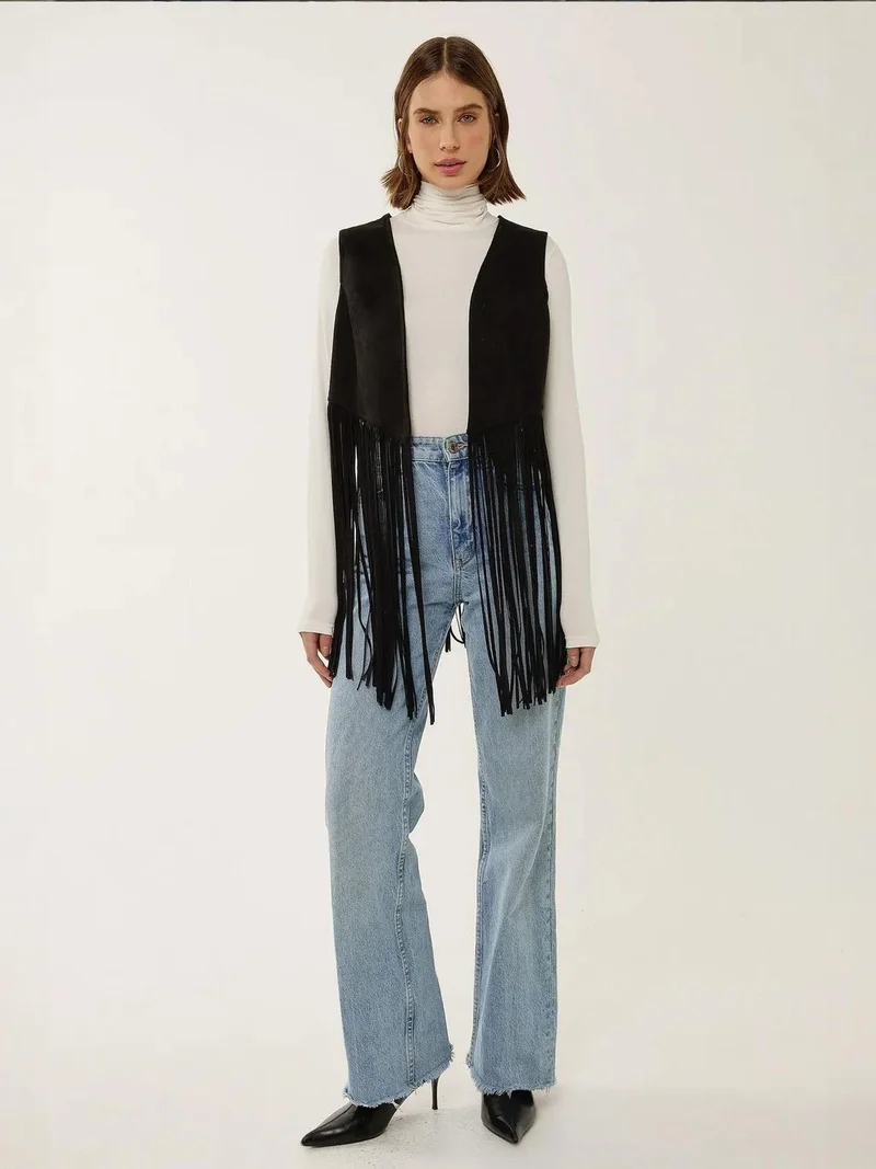 زوبعة صدرية من جلد الغزال الصناعي بتفاصيل شرابات