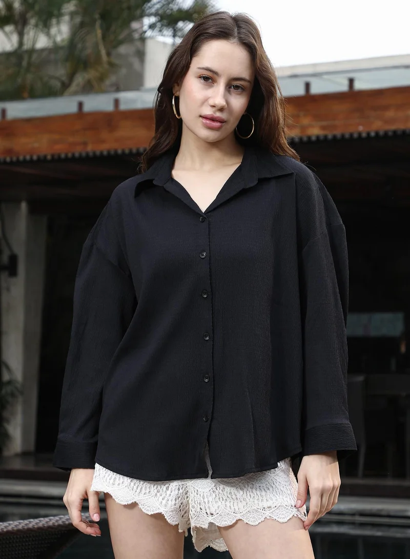 بينيا كولادا قميص نسائي أسود من بينكولادا بتصميم واسع وملمس مجعد