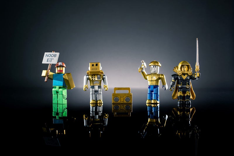 Roblox Action Collection - 15th Anniversary Roblox Icons Gold Collector's Set [Includes Exclusive Virtual Item] - Image 5