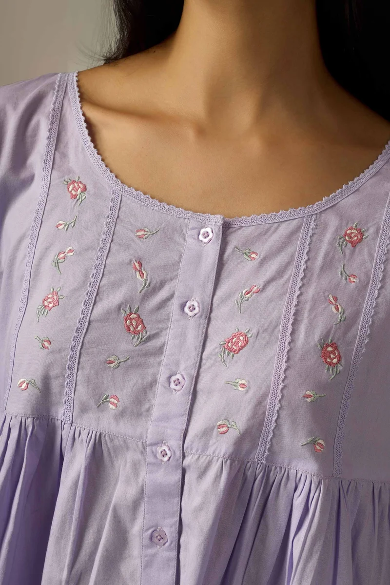 افتر دارك بربارا، قميص نوم مطرز