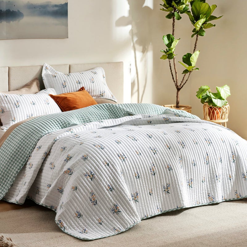 Bedsure Twin Quilt Dorm Bedding - Lightweight Floral Comforter Quilt Twin Extra Long, Green and White Plaid Botanical Bedspread, Reversible Microfiber Coverlet for All Seasons (68"x86") - Image 1