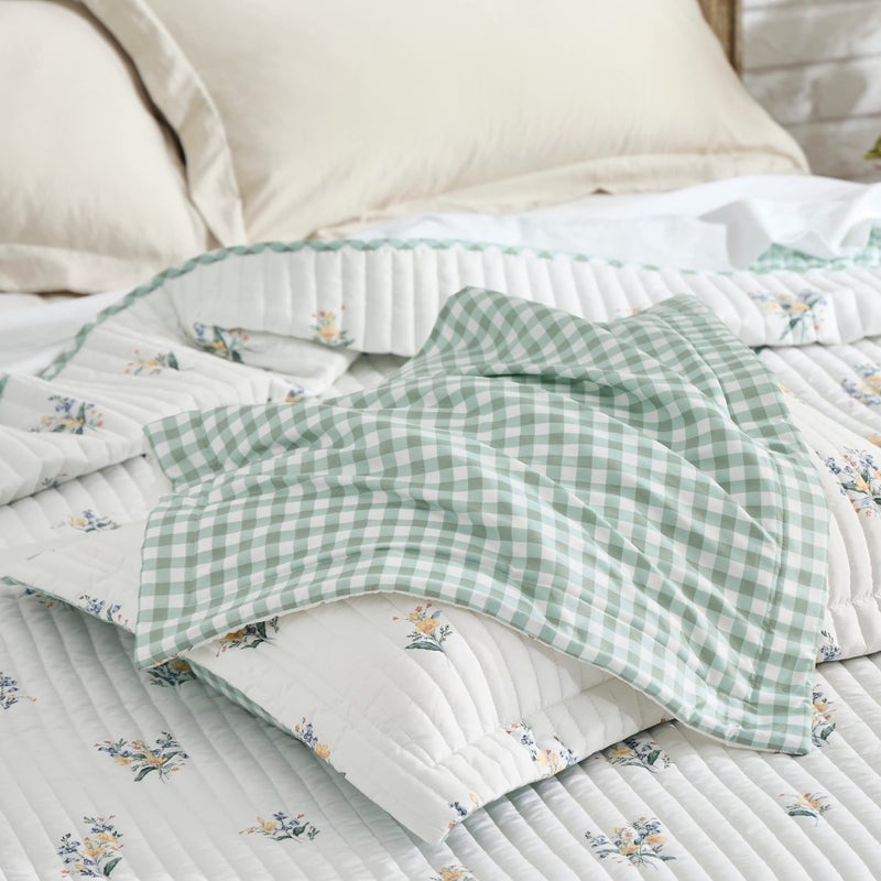 Bedsure Twin Quilt Dorm Bedding - Lightweight Floral Comforter Quilt Twin Extra Long, Green and White Plaid Botanical Bedspread, Reversible Microfiber Coverlet for All Seasons (68"x86") - Image 5