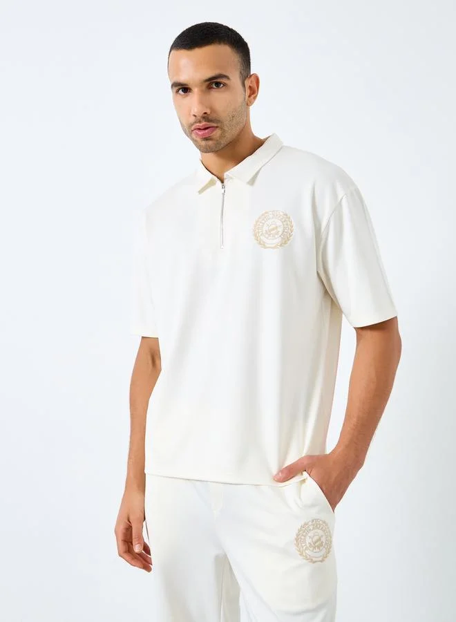 ستايلي طقم منسق من جوغر بقصة مريحة وتيشيرت بياقة بولو مُطرّز