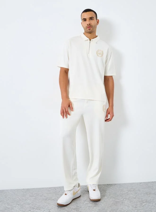 ستايلي طقم منسق من جوغر بقصة مريحة وتيشيرت بياقة بولو مُطرّز