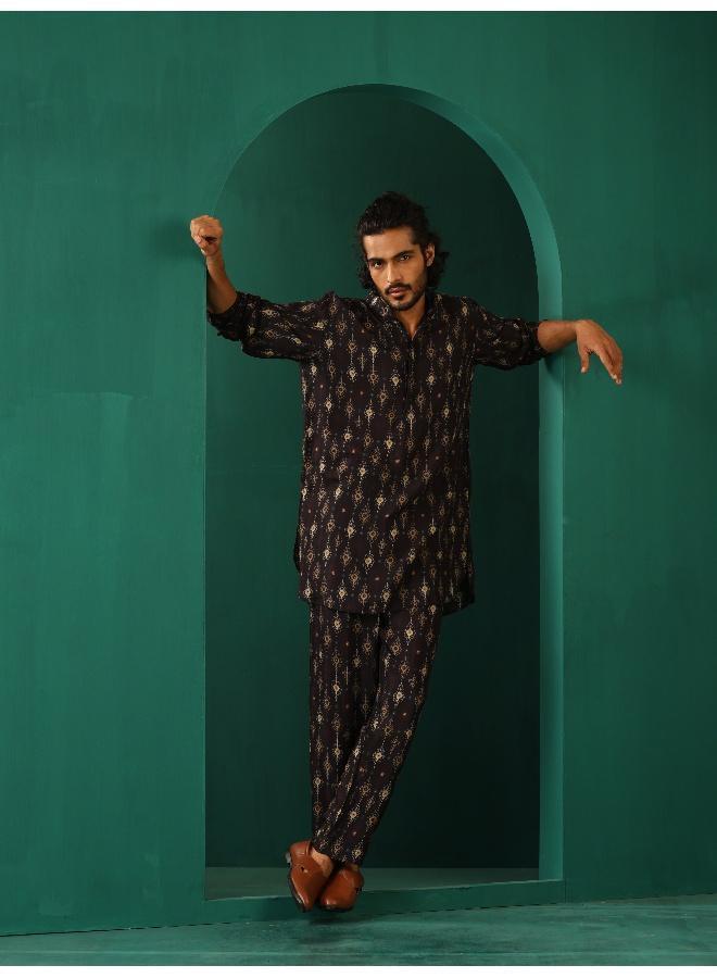 ترو برونز Men's Black Tonal Ikat Muslin Silk Printed Co-ord Set  - Image 5