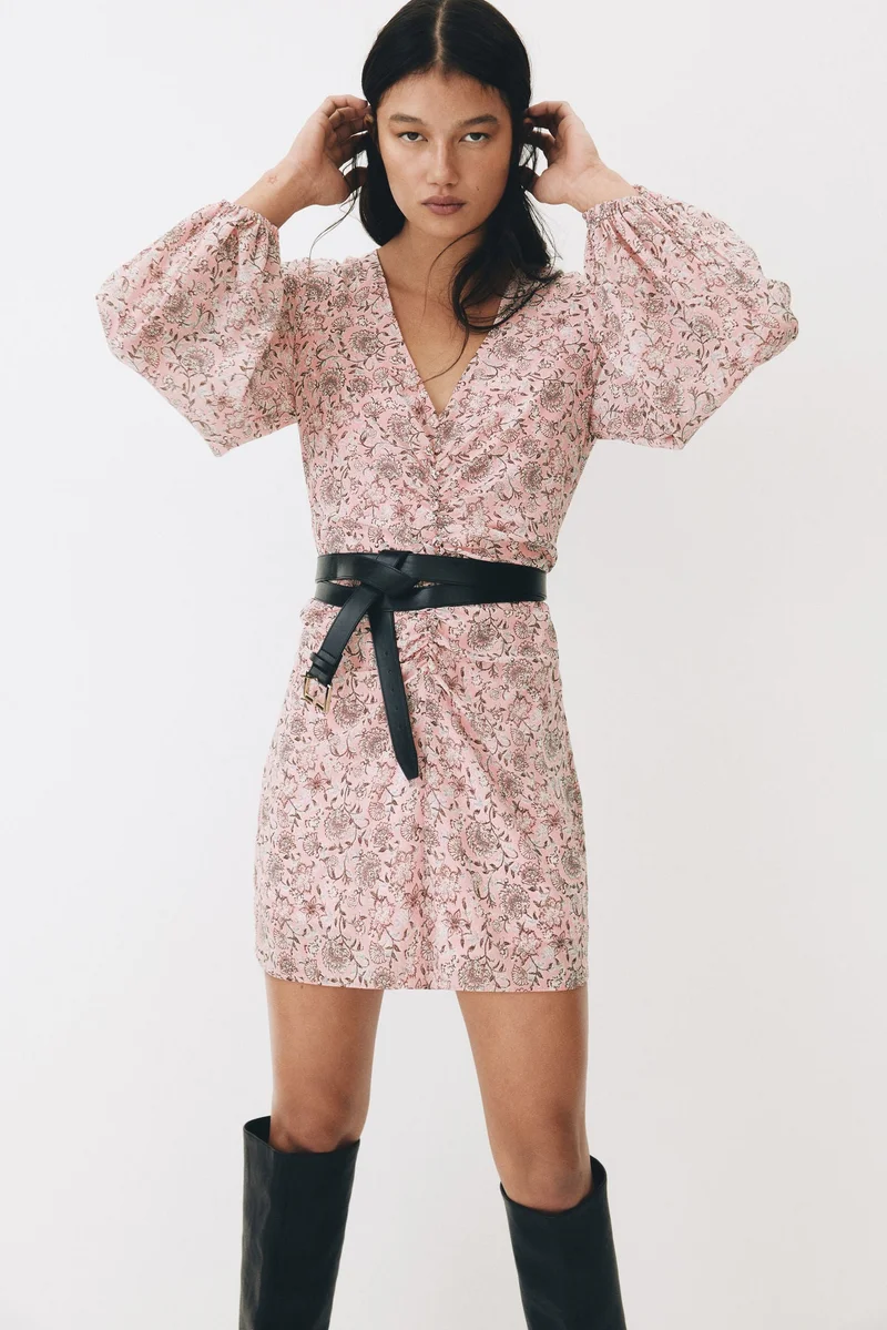 اتش اند ام فستان بتصميم مجعد وتفاصيل أزرار