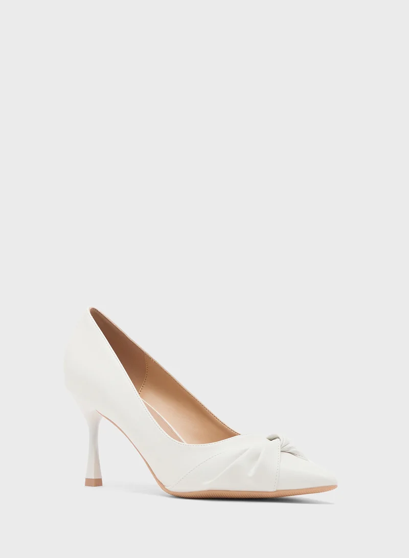 ايلا حذاء بكعب عالٍ