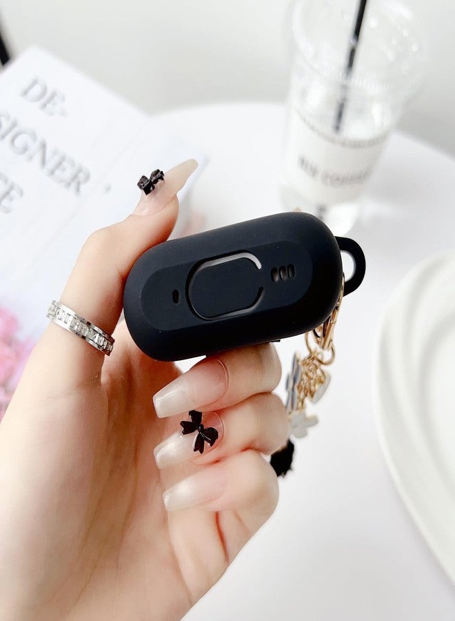 جراب أنيق لسماعات AirPods Pro 3، مناسب للفتيات والسيدات، مزود بسلسلة مفاتيح على شكل زهرة بوم بوم ومجموعة تنظيف، غطاء حماية من السيليكون الناعم لسماعات AirPods Pro من الجيل الثالث (2025)، أسود - Image 4