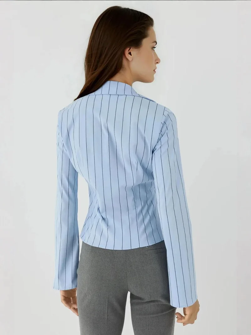 زوبعة قميص مخطط بأزرار