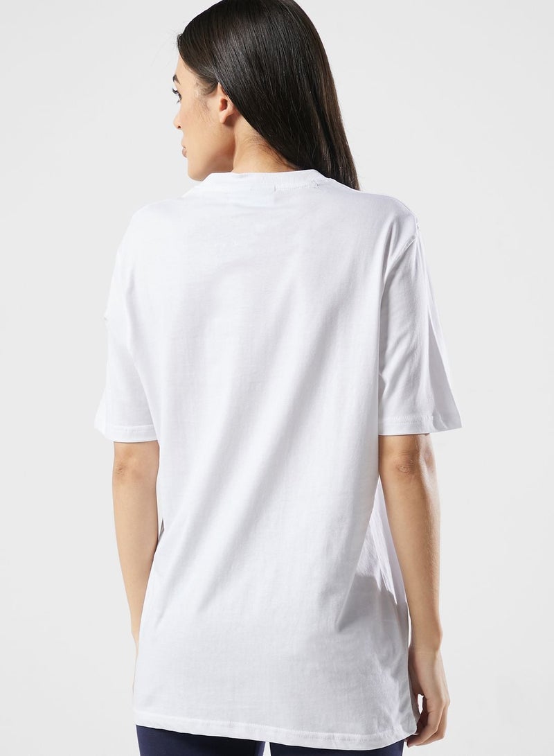 فيلا تيشيرت بشعار الماركة - Image 2