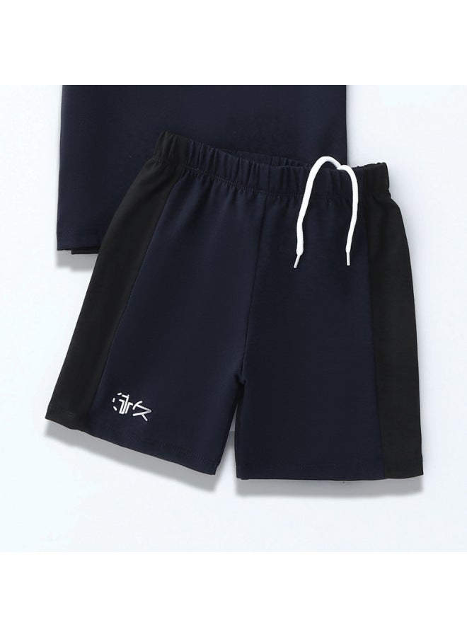 إسكدنيا ملابس سباحة للأطفال للأولاد سبليت 2024 نمط احترافي للحماية من الشمس، ربيع حار، لون سادة للأولاد، شورت سباحة - اللون: أزرق كلاسيكي وأسود - - Image 3