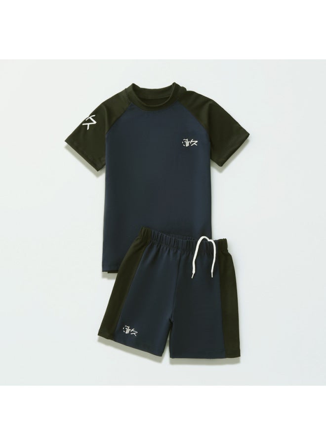 إسكدنيا ملابس سباحة للأطفال للأولاد سبليت 2024 نمط احترافي للحماية من الشمس، ربيع حار، لون سادة للأولاد، شورت سباحة - اللون: أزرق كلاسيكي وأسود - - Image 1