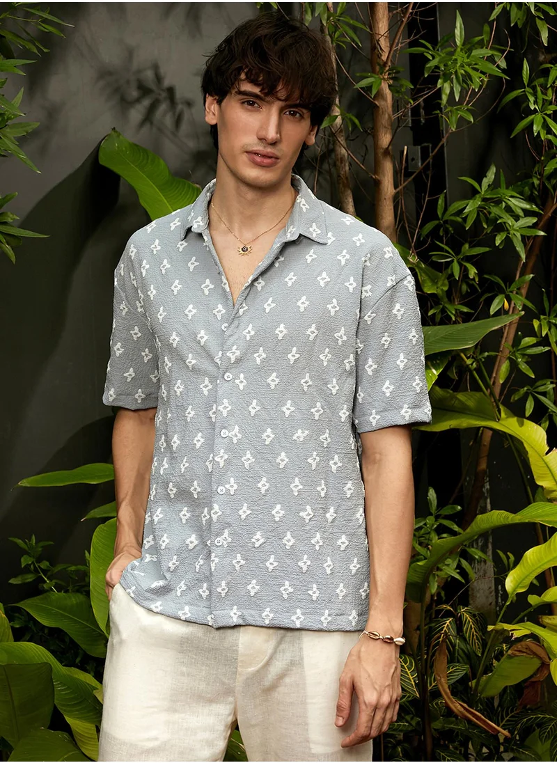 كامبوس سوترا Campus Sutra Men's Baby Blue Floral-Tactile Oversized Shirt For Casual Wear | Spread Collar | Short Sleeve | Button Closure | Oversized Shirt Crafted With Comfort Fit For Everyday Wear