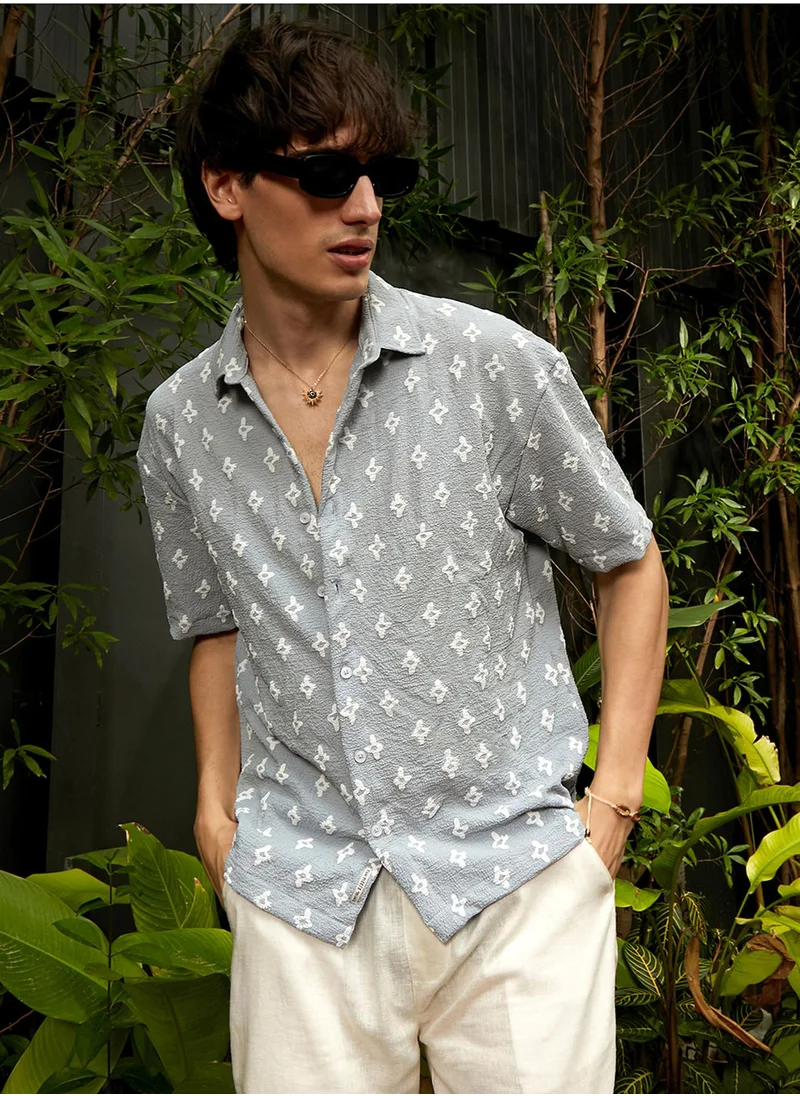 كامبوس سوترا Campus Sutra Men's Baby Blue Floral-Tactile Oversized Shirt For Casual Wear | Spread Collar | Short Sleeve | Button Closure | Oversized Shirt Crafted With Comfort Fit For Everyday Wear