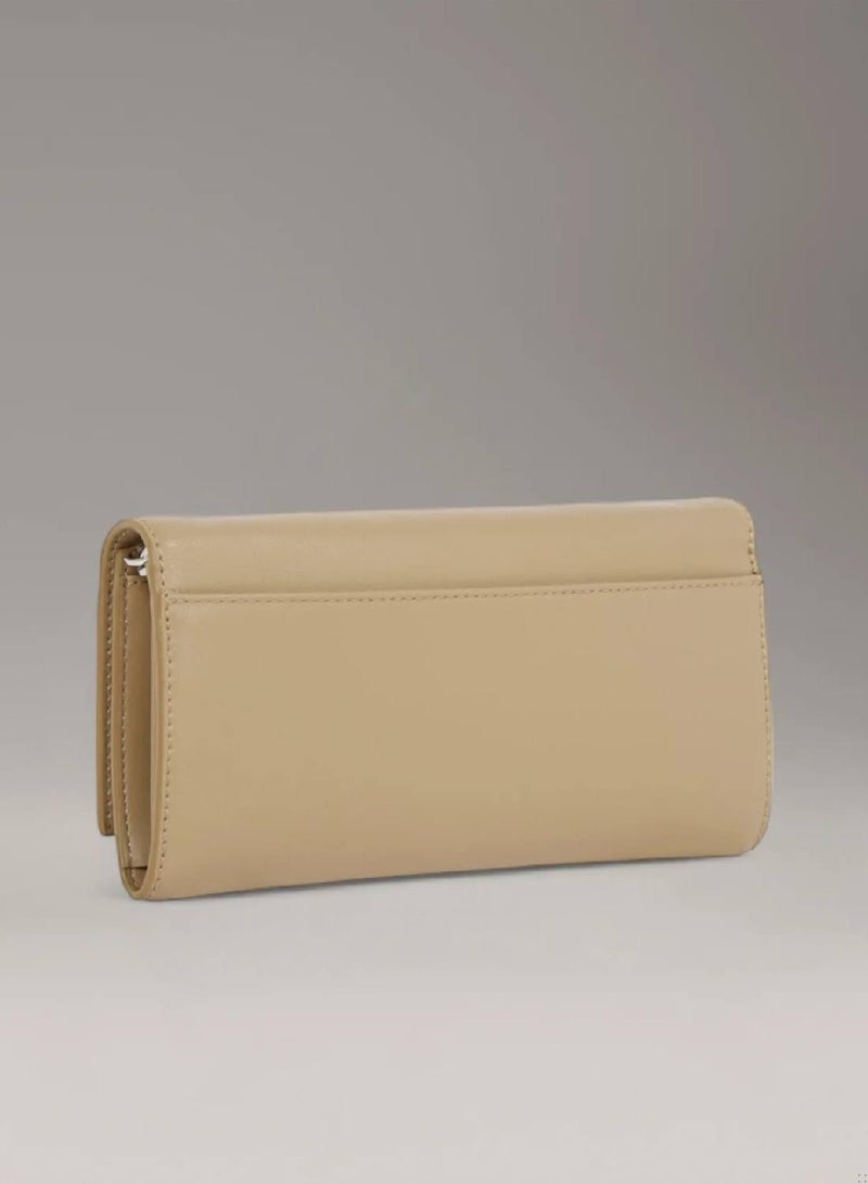 كالفن كلاين شنطة كروس بتصميم محفظة - Image 2