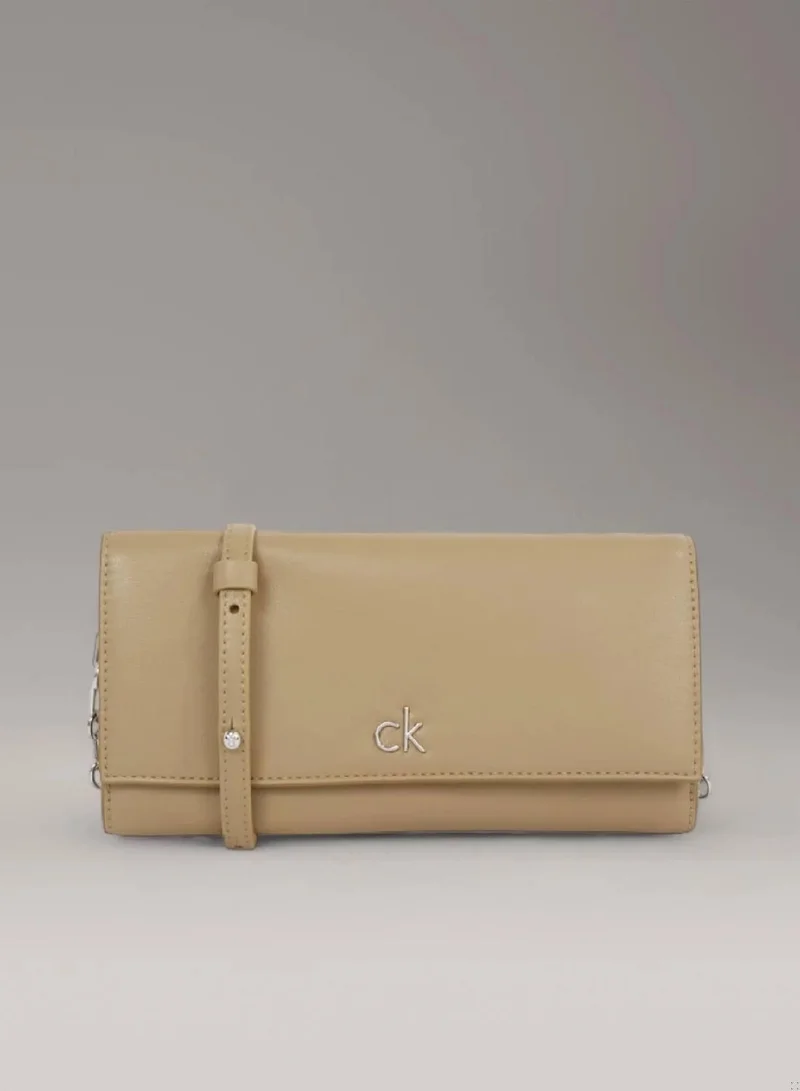 كالفن كلاين شنطة كروس بتصميم محفظة