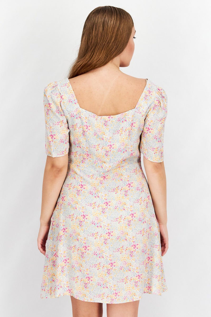 NA-KD فستان قصير بأكمام قصيرة مزخرف بالزهور للنساء، عاجي - Image 3