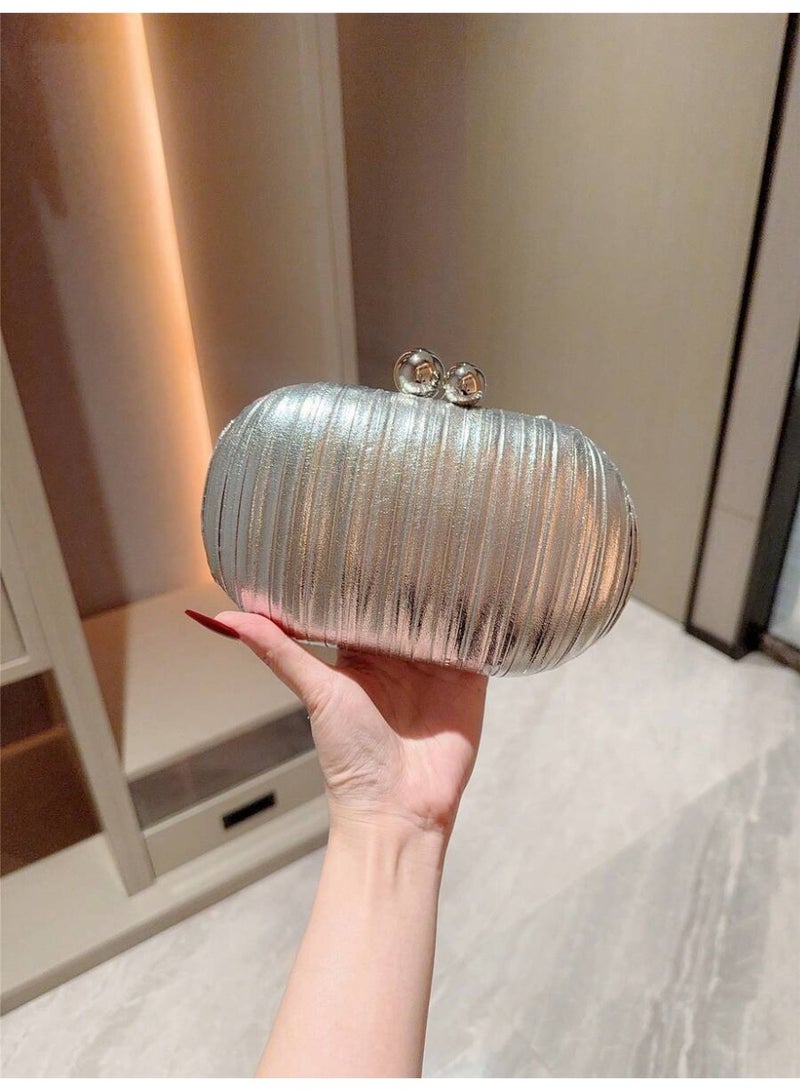 شنطة سهرة نسائية كلتش فضية لامعة بتصميم مخطط مع إغلاق كروي أنيق - Image 2