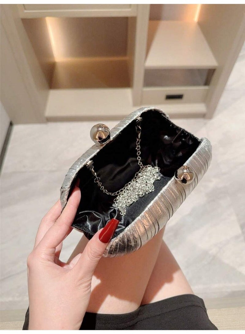 شنطة سهرة نسائية كلتش فضية لامعة بتصميم مخطط مع إغلاق كروي أنيق - Image 5