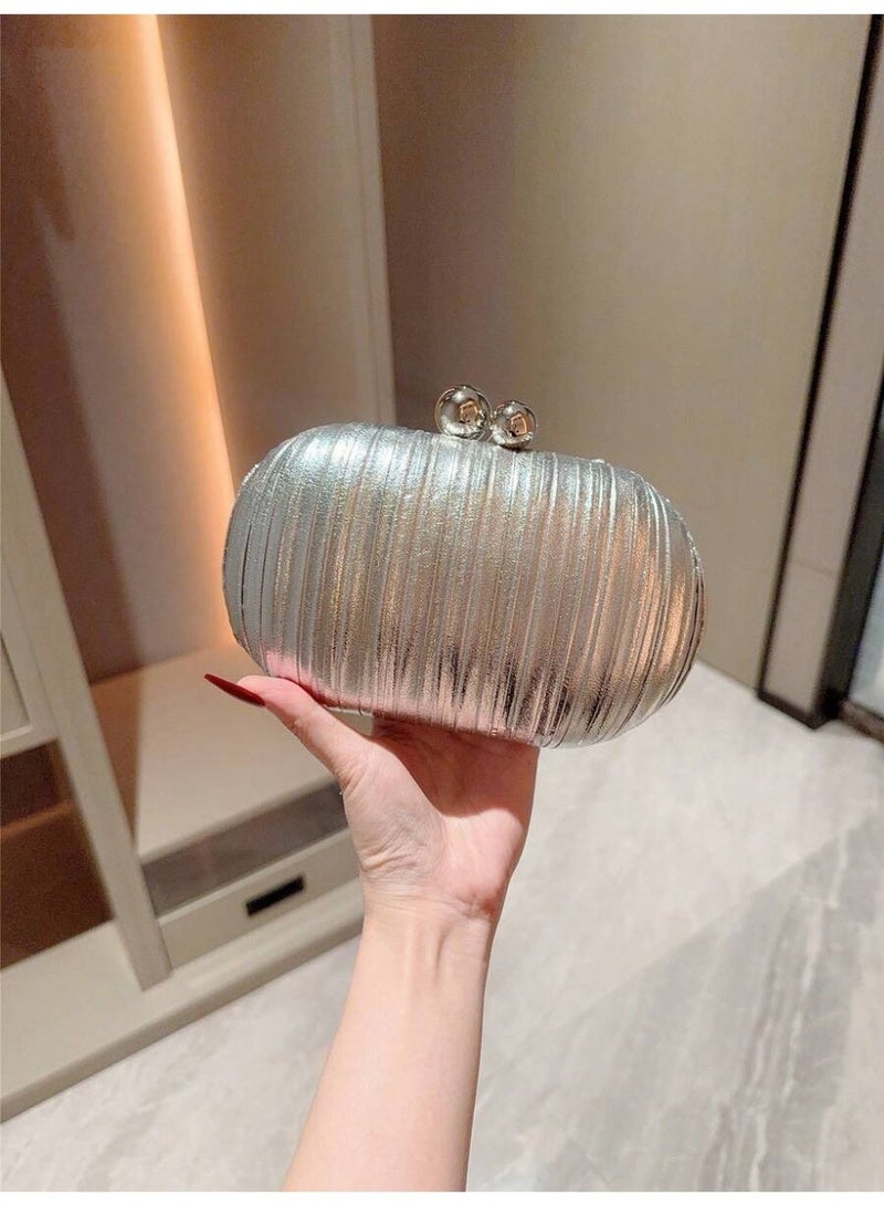 شنطة سهرة نسائية كلتش فضية لامعة بتصميم مخطط مع إغلاق كروي أنيق - Image 3
