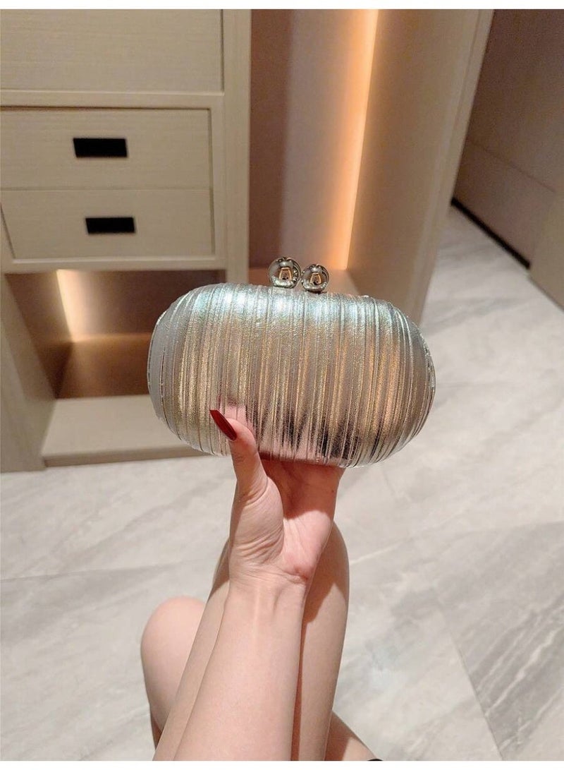 شنطة سهرة نسائية كلتش فضية لامعة بتصميم مخطط مع إغلاق كروي أنيق - Image 2